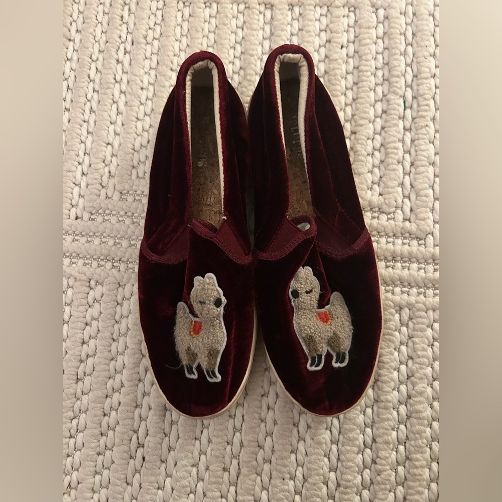 Solusos Women’s Sz 40 Maroon & Brown Llama Patterned Flats